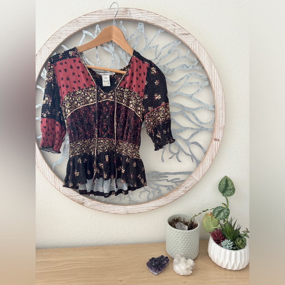 AMERICAN RAG (NWOT) Women’s Boho/Rustic Floral Top. Size Small. Black